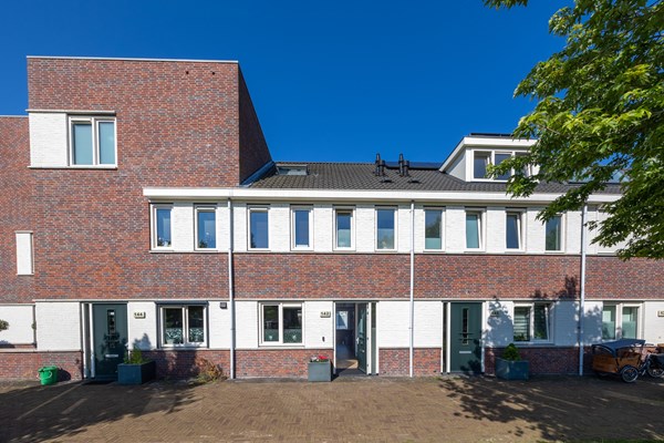 Moderne, instapklare tussenwoning met vier slaapkamers, gelegen aan een hofje 